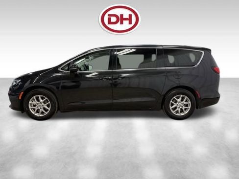 Used 2024 Chrysler Pacifica Touring-L image 8