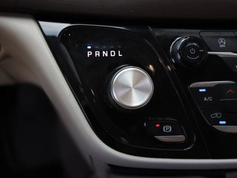 Used 2018 Chrysler Pacifica Touring-L w/ Tire & Wheel Group FWD image 23