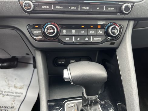 Used 2020 Kia Niro LXS FWD image 27