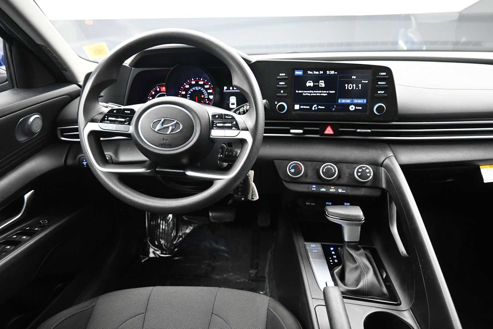 Certified 2023 Hyundai Elantra SE FWD image 18