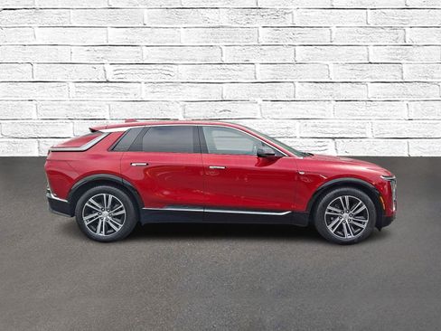 Certified 2024 Cadillac Lyriq Luxury AWD/4WD image 7