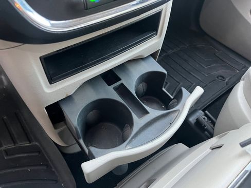 Used 2013 Chrysler Town & Country Touring image 30