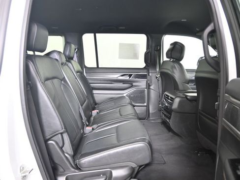 Used 2023 Jeep Wagoneer L Series II image 15