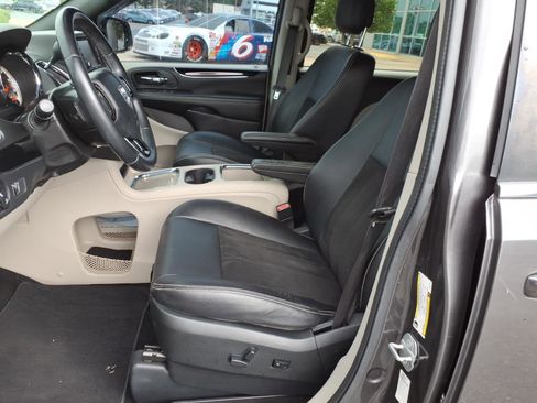 Used 2019 Dodge Grand Caravan SXT FWD image 13
