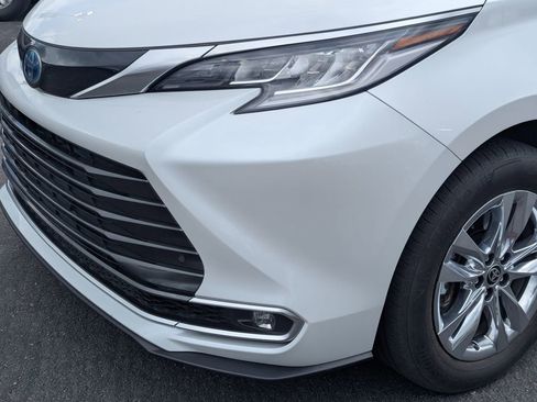 Used 2024 Toyota Sienna Limited FWD image 12