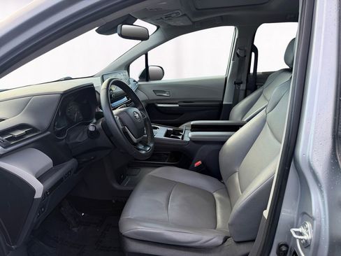 Used 2022 Toyota Sienna XLE image 9