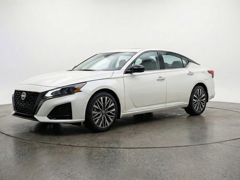 Used 2025 Nissan Altima 2.5 SV image 3