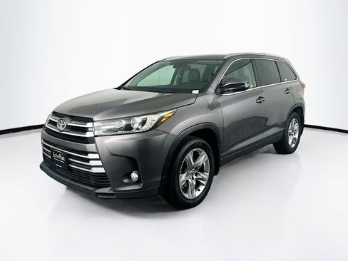 Used 2017 Toyota Highlander Limited image 3
