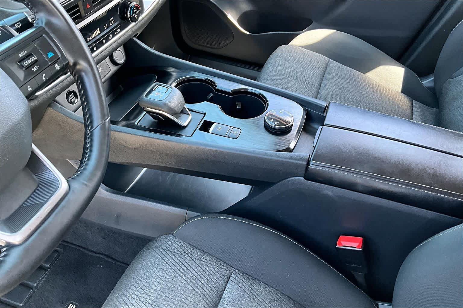 Used 2025 Nissan Rogue SV AWD/4WD image 16