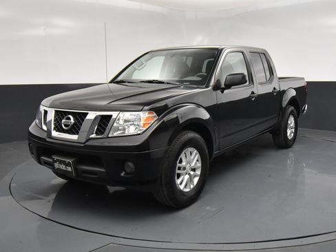 Used 2020 Nissan Frontier SV image 2