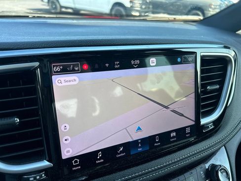 Used 2025 Chrysler Pacifica Limited w/ Uconnect Theater Family Group AWD/4WD image 18