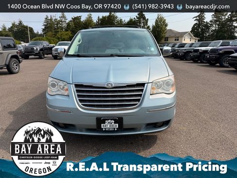Used 2008 Chrysler Town & Country Limited w/ Flexible Seating Group FWD image 2
