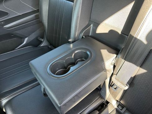 Used 2023 Volkswagen Tiguan SE image 33