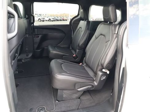 Used 2026 Chrysler Pacifica Select image 19