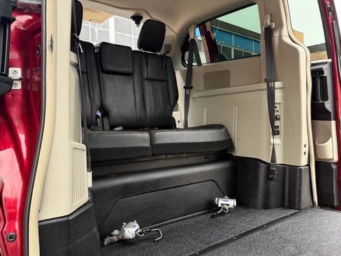 Used 2014 Chrysler Town & Country Touring image 15