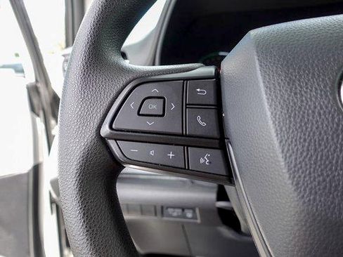 Certified 2025 Toyota Sienna LE FWD image 35
