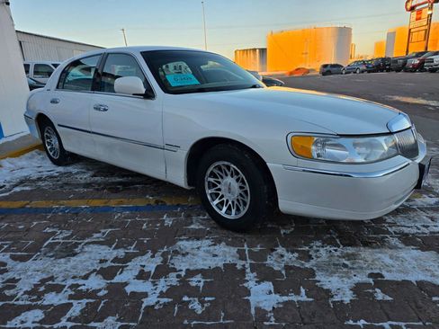 Used 2000 Lincoln Town Car Signature image 3
