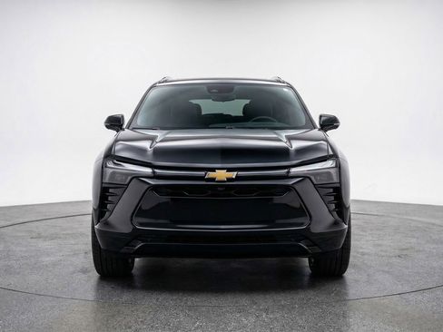 Used 2025 Chevrolet Blazer LT FWD image 2