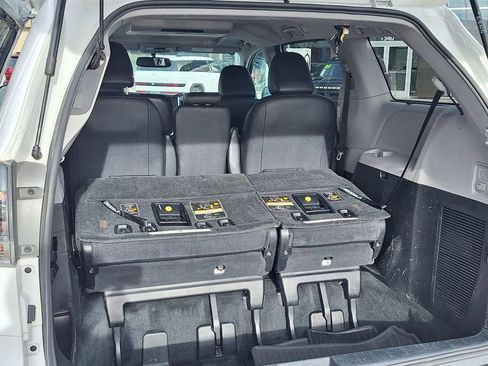 Used 2017 Toyota Sienna SE Premium image 27