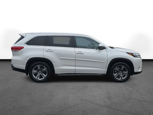 Certified 2019 Toyota Highlander Limited Platinum image 4