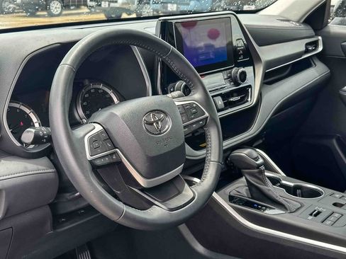 Used 2023 Toyota Highlander XLE AWD/4WD image 12