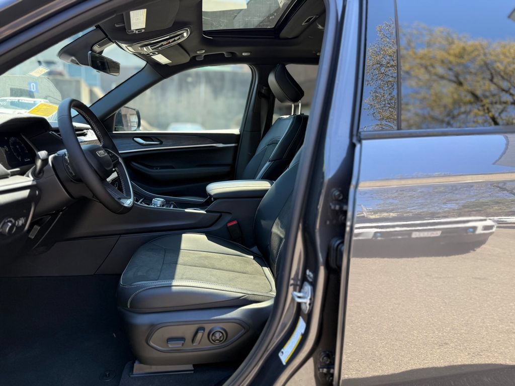 New 2026 Jeep Grand Cherokee Altitude AWD/4WD image 18