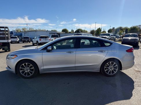 Used 2017 Ford Fusion SE w/ Fusion SE Technology Package FWD image 2