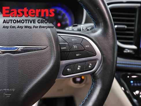 Used 2021 Chrysler Pacifica Touring-L FWD image 16
