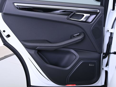 Certified 2025 Porsche Macan image 30