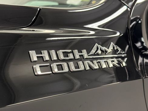 Used 2025 Chevrolet Suburban High Country AWD/4WD image 16
