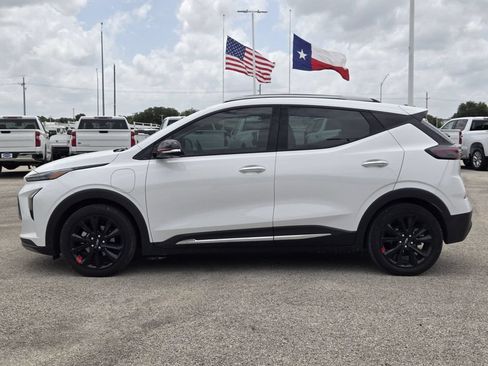 Used 2023 Chevrolet Bolt EUV Premier w/ Sun & Sound Package FWD image 4