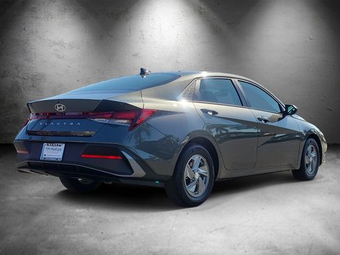 Certified 2026 Hyundai Elantra SE w/ Cargo Package FWD image 3
