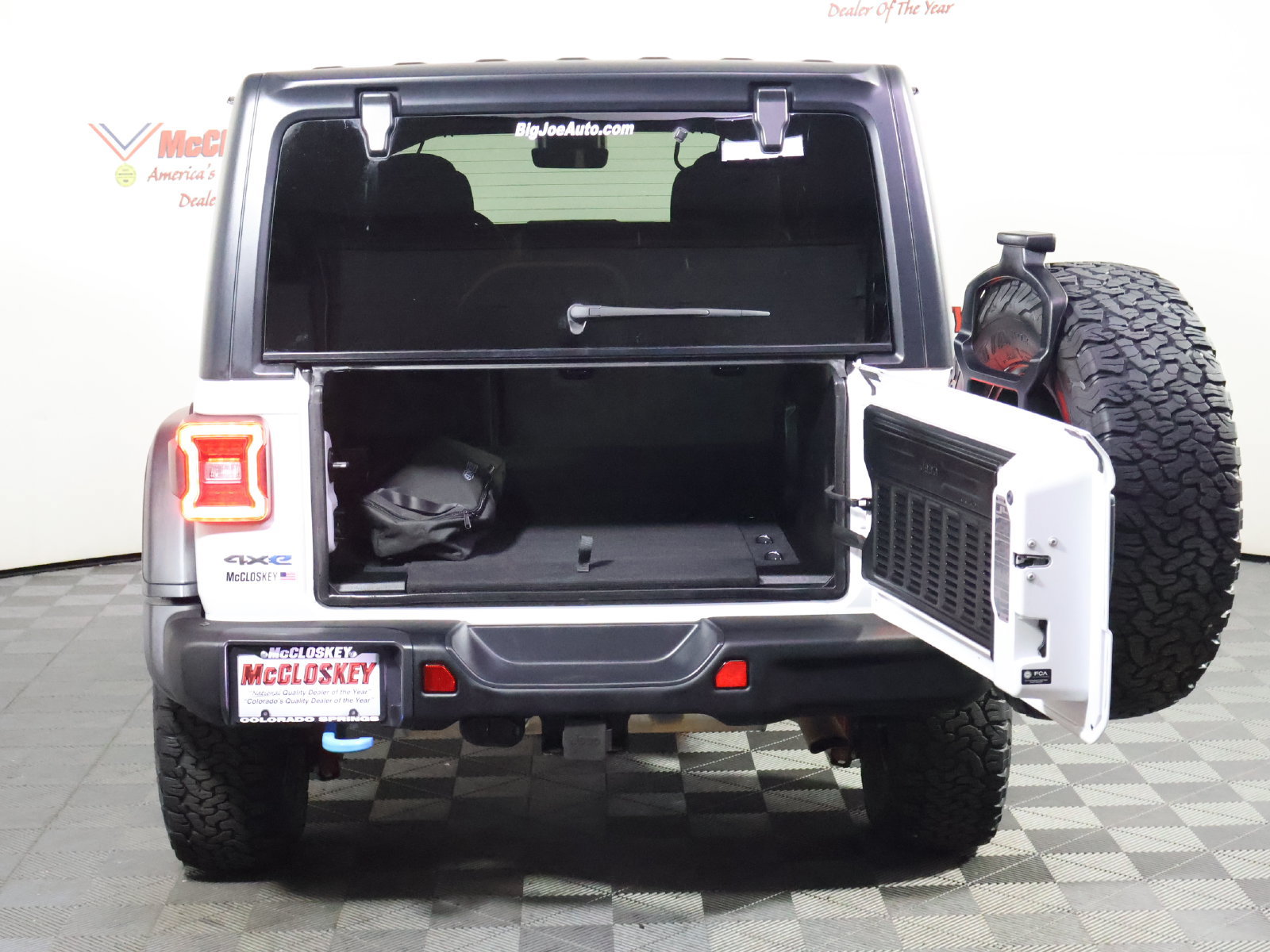Used 2024 Jeep Wrangler Unlimited Rubicon 4xe w/ Capability Package AWD/4WD image 9