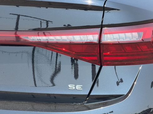 Used 2025 Volkswagen Jetta SE FWD image 8