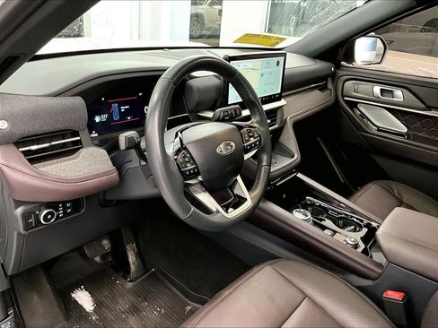 Used 2025 Ford Explorer Platinum w/ LUX Leather Package AWD/4WD image 8