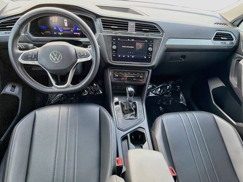 Certified 2024 Volkswagen Tiguan SE w/ Panoramic Sunroof Package FWD image 17