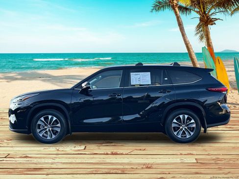 Used 2023 Toyota Highlander XLE image 2