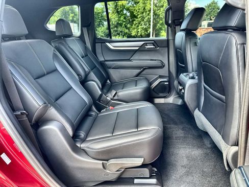Used 2026 GMC Acadia Elevation w/ Elevation Premium Package FWD image 19