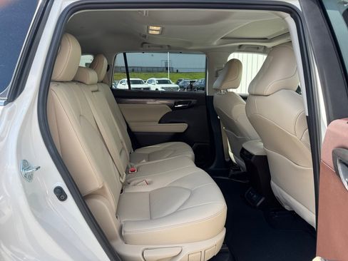 Used 2021 Toyota Highlander Limited AWD/4WD image 33