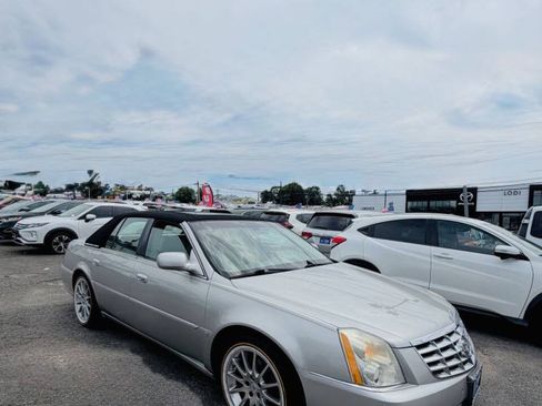 Used 2006 Cadillac DTS w/ Sun And Sound Package FWD image 1