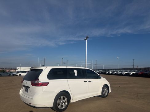 Used 2020 Toyota Sienna L image 18