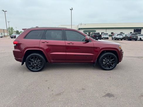 Used 2022 Jeep Grand Cherokee Laredo X AWD/4WD image 25
