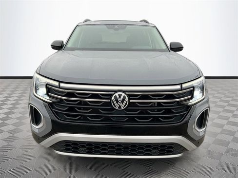 Used 2024 Volkswagen Atlas Peak Edition SE image 2