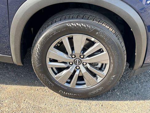 Used 2025 Nissan Pathfinder SV FWD image 28