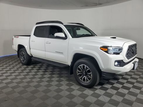 Used 2016 Toyota Tacoma TRD Sport image 2