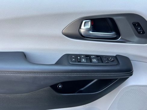 Used 2023 Chrysler Pacifica Touring-L FWD image 10