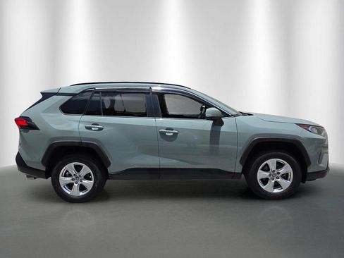 Used 2021 Toyota RAV4 XLE w/ Convenience Package FWD image 2