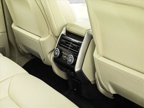 Used 2025 Land Rover Range Rover SE AWD/4WD image 18