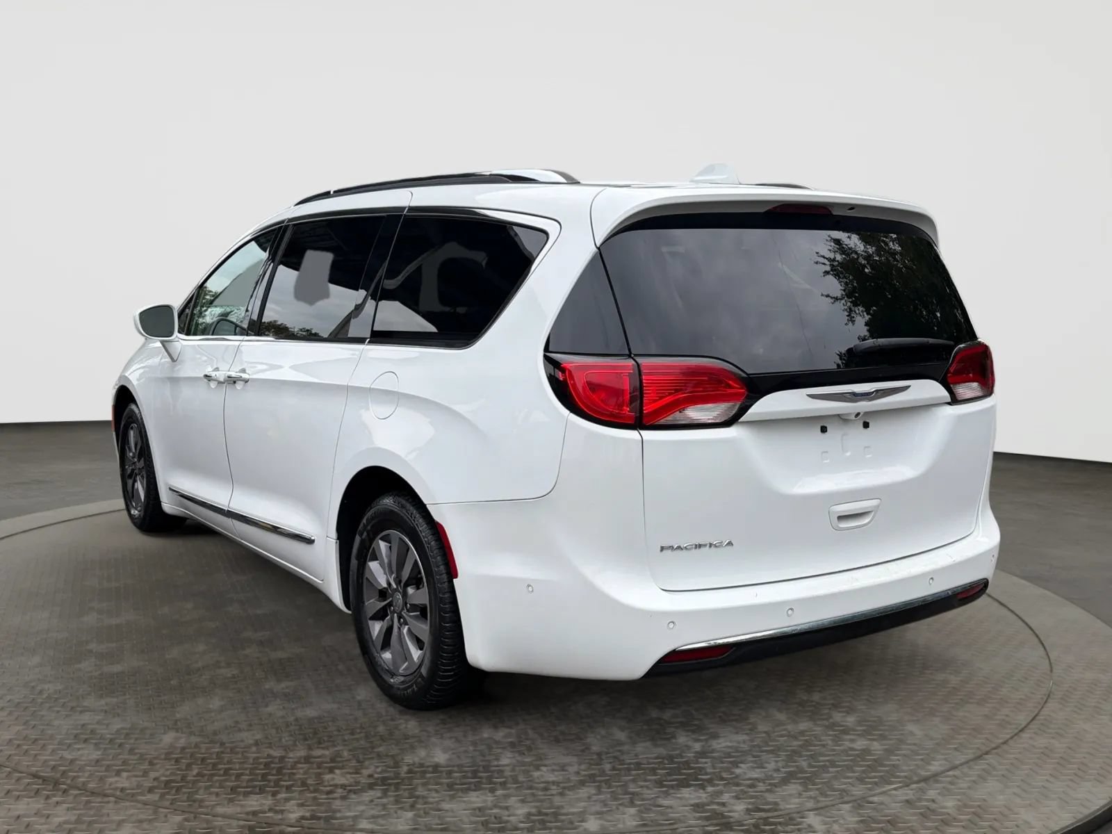 Used 2019 Chrysler Pacifica Touring-L Plus w/ Advanced Safetytec Group FWD image 8