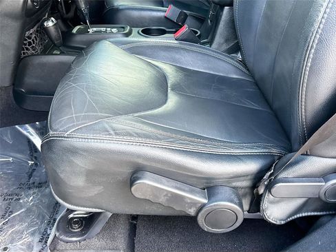 Used 2018 Jeep Wrangler Unlimited Sahara AWD/4WD image 17